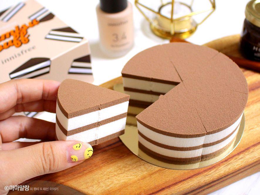 innisfree 提拉米蘇粉餅，手握迷你切片，展示粉底液套裝的超級可愛外型。