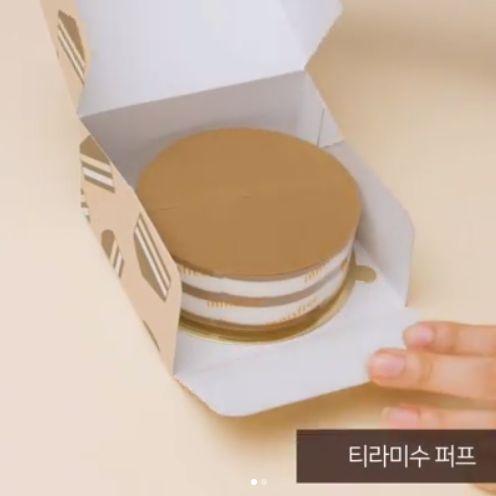 innisfree 提拉米蘇粉底液與粉餅套裝，限定優惠活動展示盒。