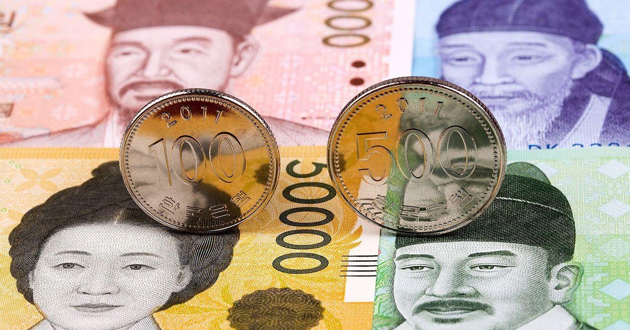 韓國貨幣展示，不同面值的鈔票和硬幣象徵韓國的経済活動。