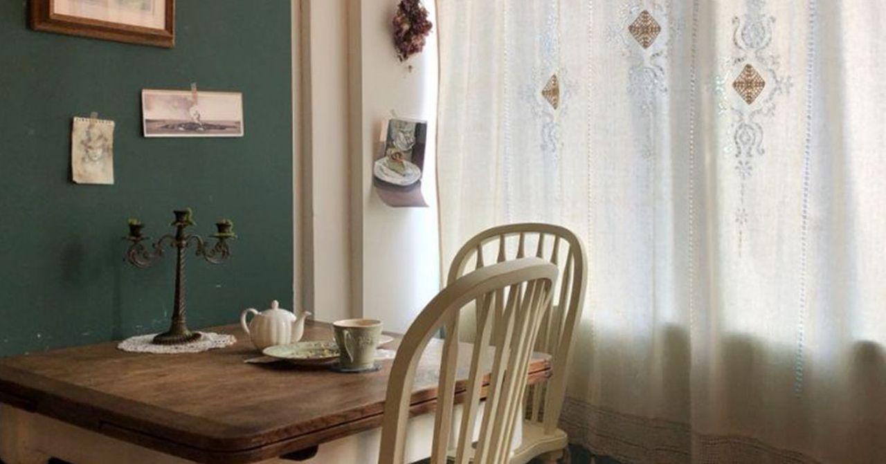 纛島咖啡廳的舒適角落，帶有復古風格的室內設計。