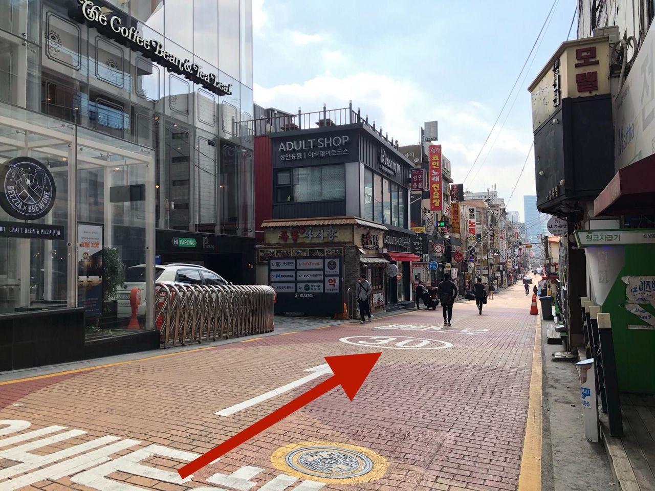 ภาพของซอยที่มีร้าน Coffee Bean ในกังนัม