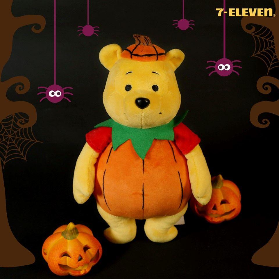 身穿南瓜服裝的小熊維尼玩偶，韓國7-11萬聖節限定商品。
