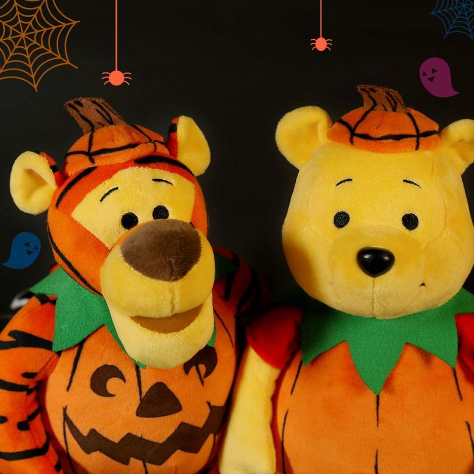 韓國7-11推出的萬聖節限定小熊維尼和跳跳虎玩偶特寫，裝扮成南瓜造型。