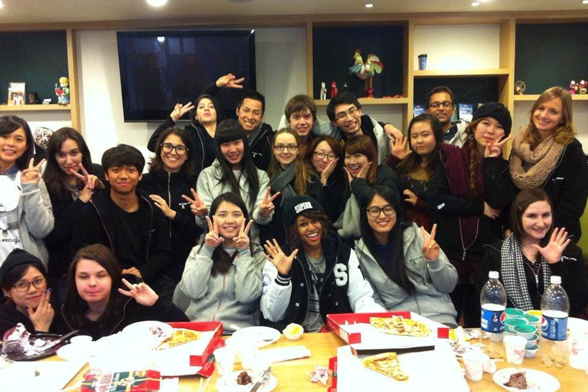 ソウル市立大学周辺の街並み。韓国旅行で知られる繁華街の一例。