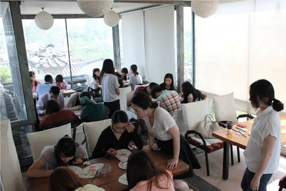 ソウル市立大学語学堂での文化体験やサークル活動を楽しむ様子。韓国語学習の一部。