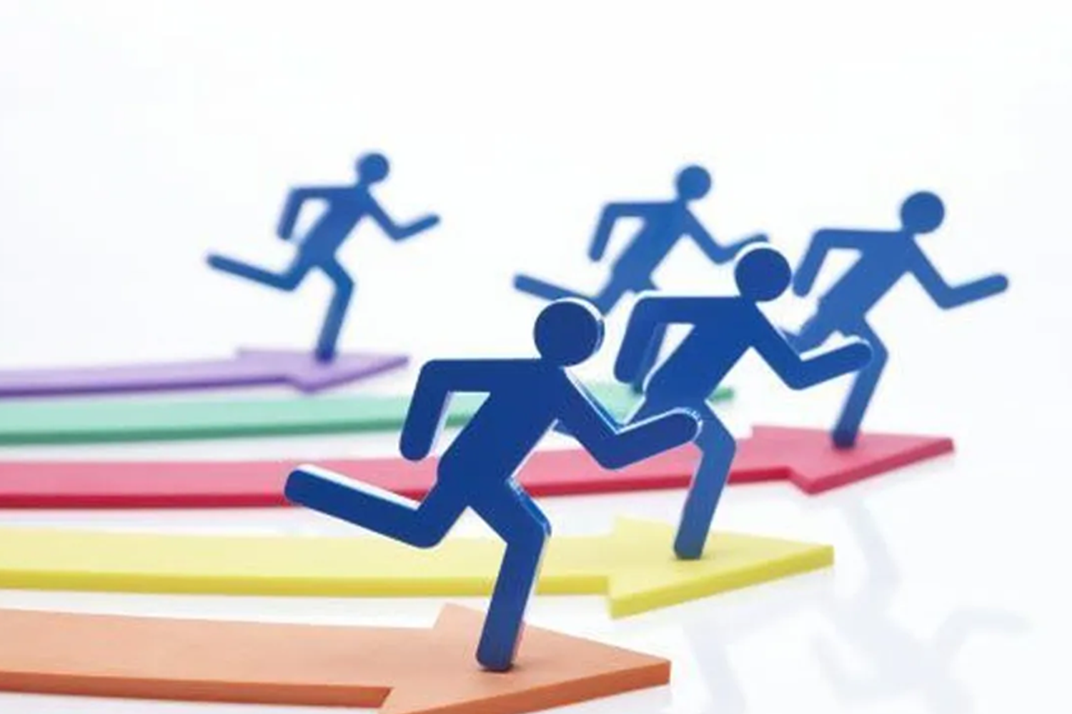 一羣立體的小人形標誌表現競爭壓力，象徵生活中的各種挑戰