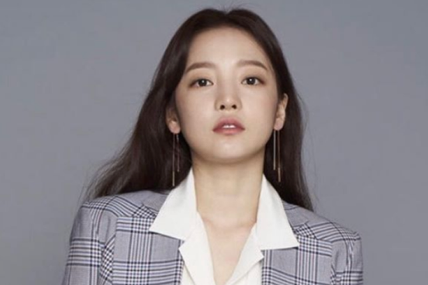 具荷拉身穿帥氣的條紋西裝，曾為KARA成員的她在韓國娛樂圈掀起風潮