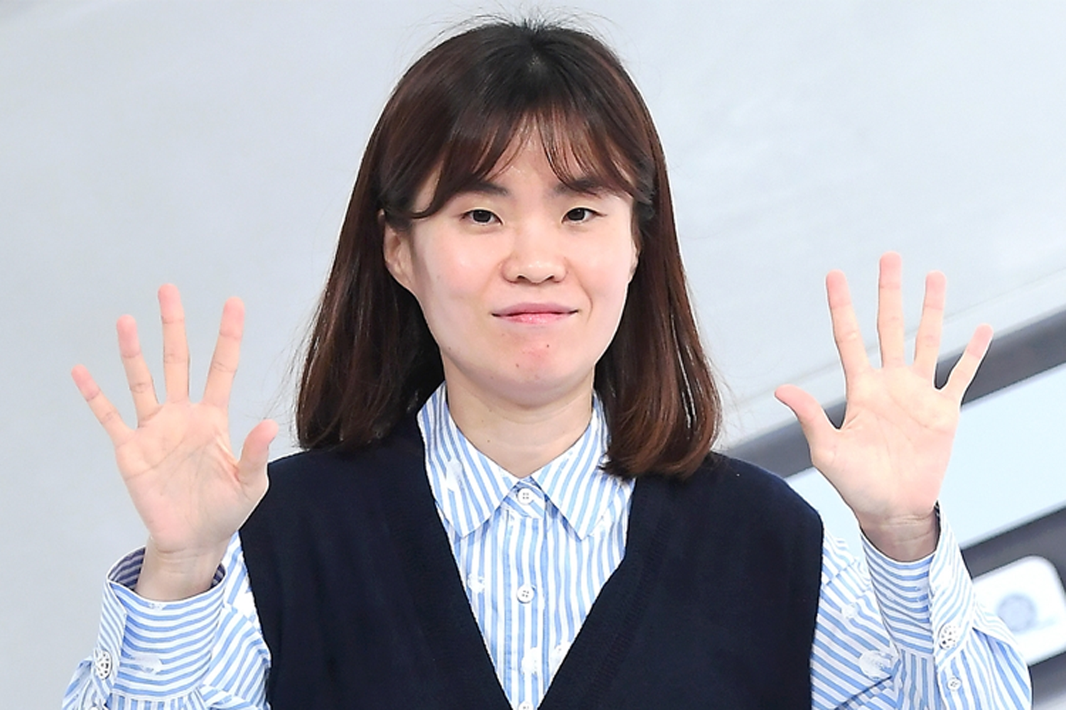 樸智宣身穿韓國某綜藝節目發佈會上的衣服，雙手比出招牌手勢