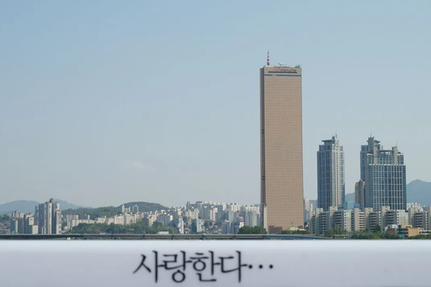 兩隻手牽著的畫面，象徵著相互扶持、相互安慰的可能性