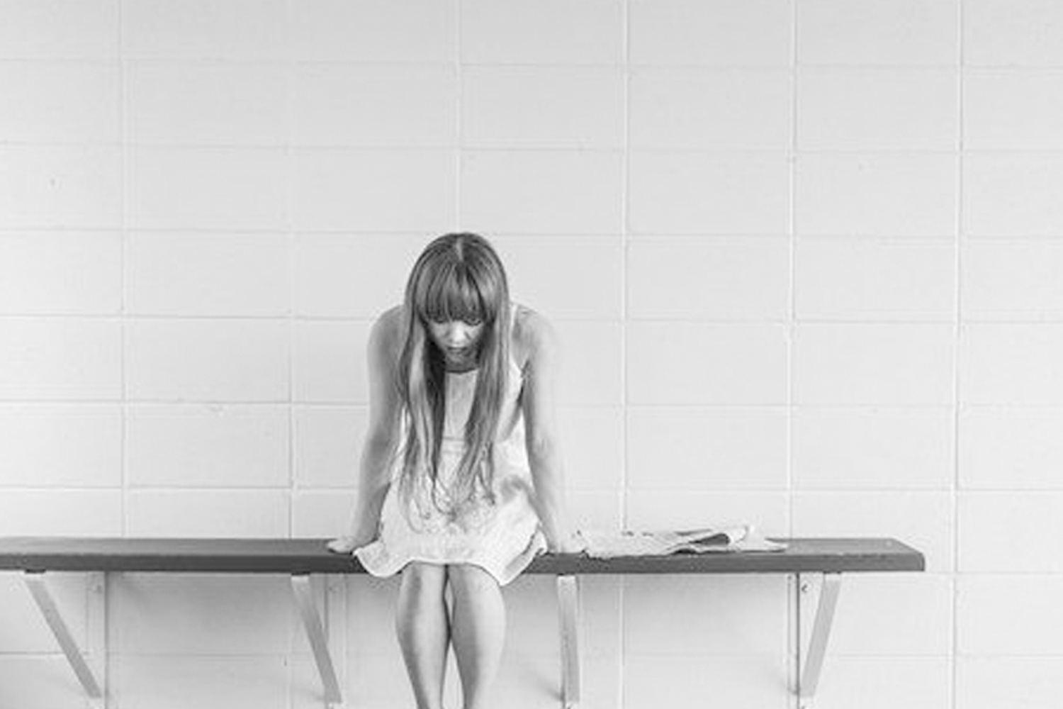 韓國某次表演舞台上紅黃色燈光效果，展現華麗舞台背後的艱辛