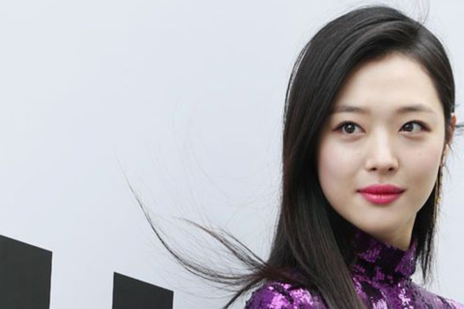 雪莉（崔真理）以深紫色閃亮的服裝在韓國某頒獎典禮上閃亮登場，吸引大眾目光