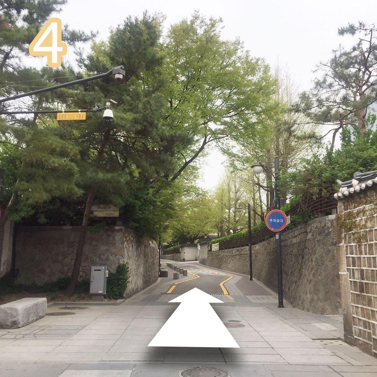 漫步在通往三清洞珈琲島的幽靜街道