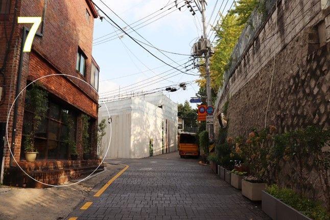 跟隨指路牌，繼續步行至三清洞咖啡廳珈琲島