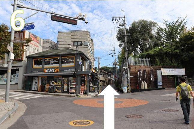 經過一系列小型店鋪時直行，接近三清洞咖啡廳珈琲島的路段