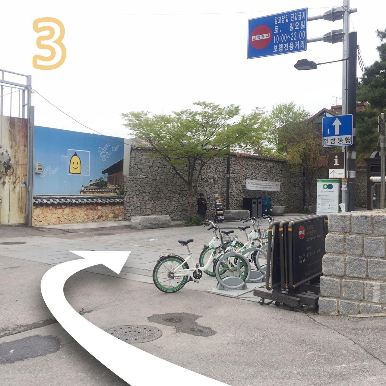 抵達需於此右轉的路口，前往三清洞咖啡廳珈琲島