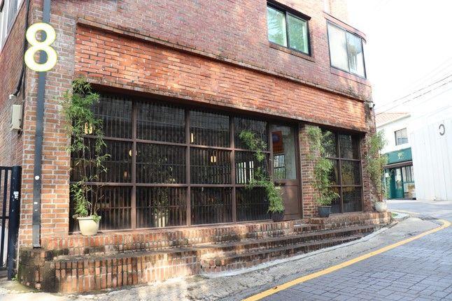 前方可見珈琲島大樓，三清洞最受歡迎的咖啡廳