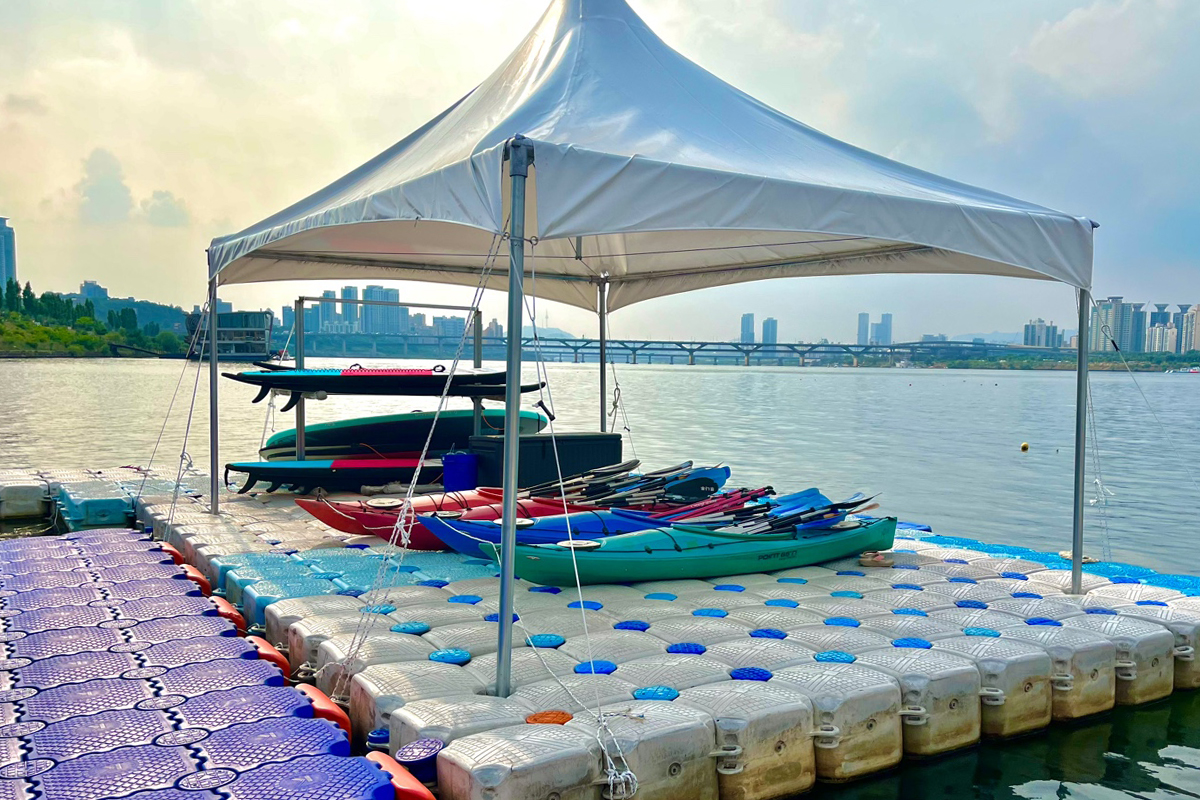 Stilvoll arrangierte Kajaks und Paddle Boards, bereit für Adrenalin-Abenteuer am Hangang.