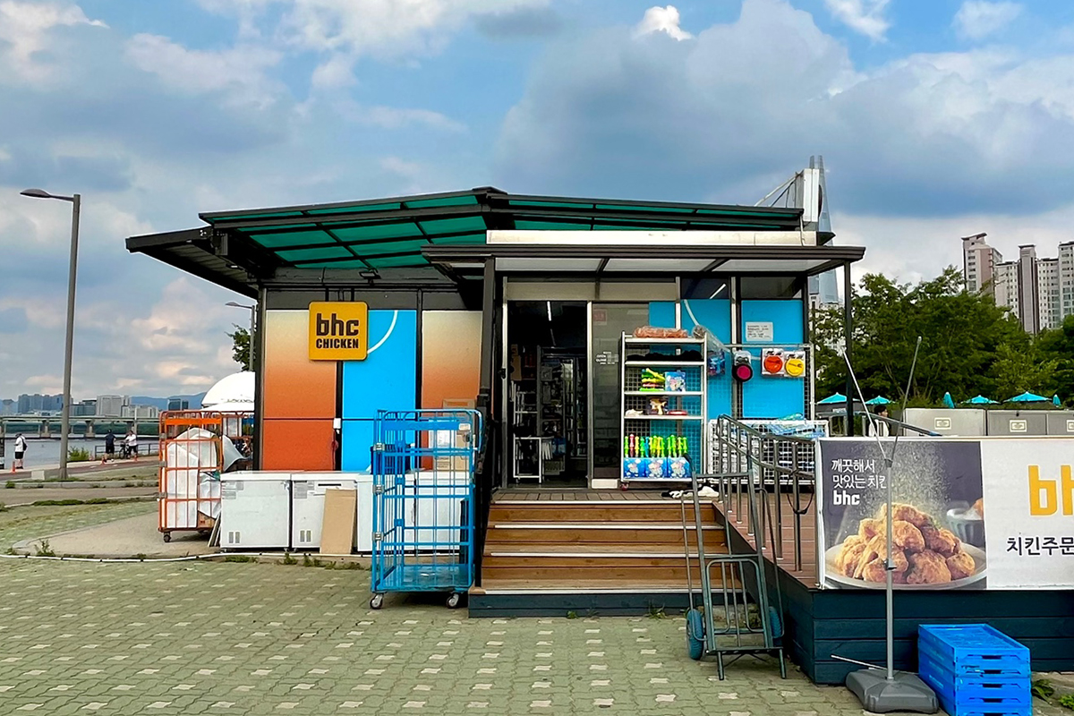 Ein Blick auf einen Convenience-Store im Hangang Park, ideal für Snacks während eines Kajak-Abenteuers.