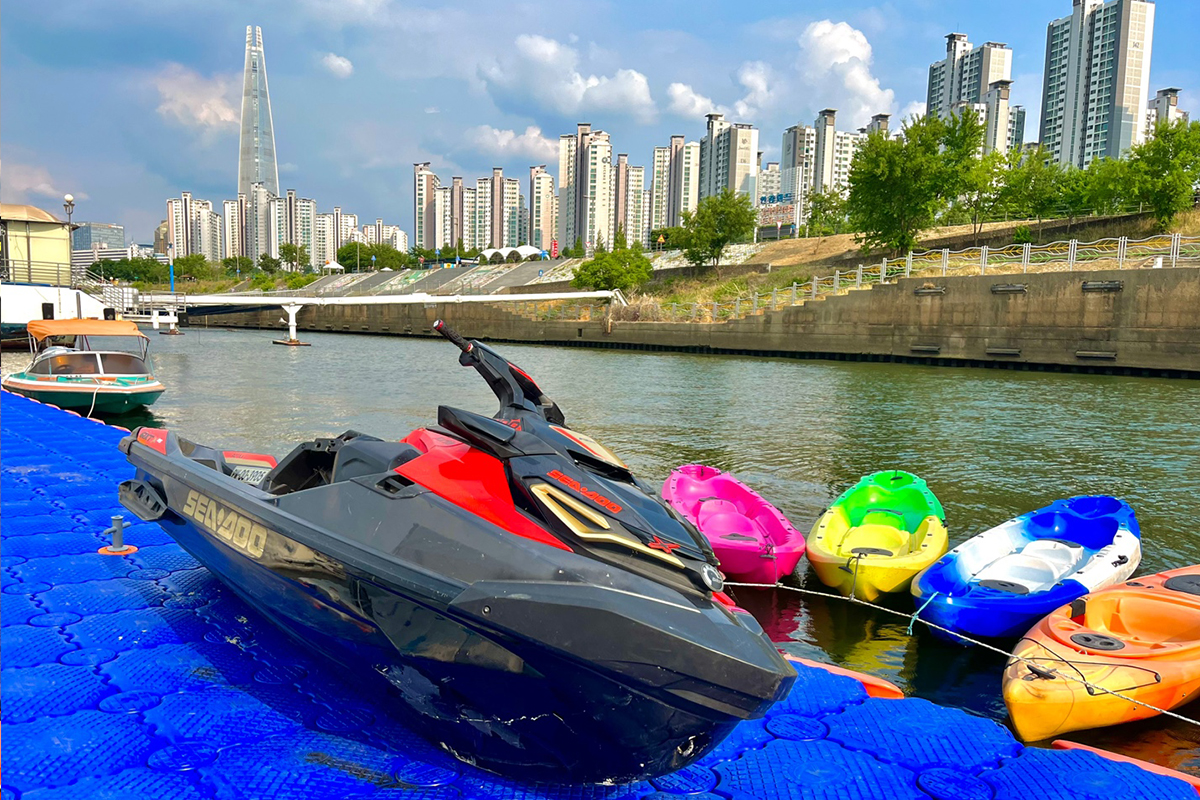 Zwei Türen für Umkleideräume im Hangang Park, wo Kajaker ihre Ausrüstung auswechseln können.