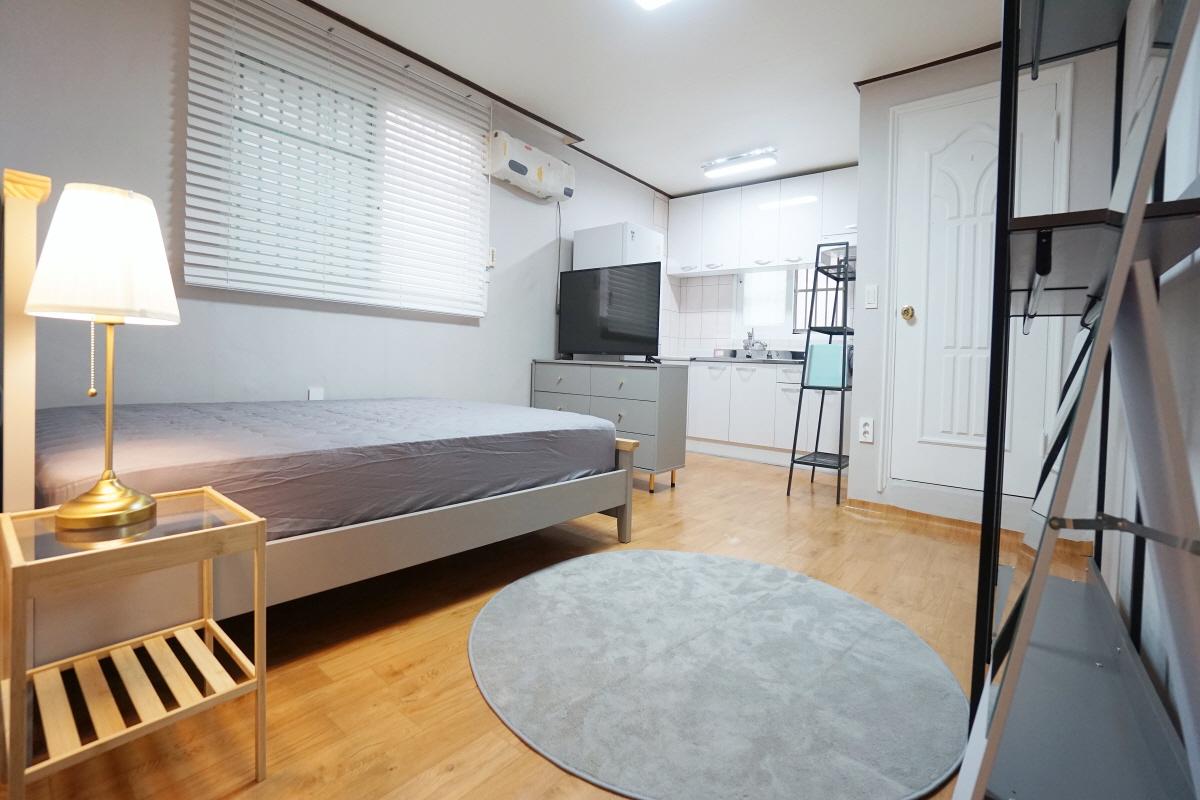 ภาพภายในห้องพักย่านฮงแด, โซล เกาหลีใต้ เพิ่มความสะดวกสบายในการใช้ชีวิต.