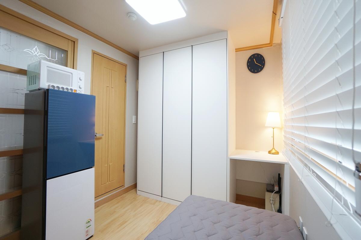 ภาพห้องครัวในห้องพักในโซล, เกาหลีใต้ พร้อมเครื่องซักผ้าและอุปกรณ์ครบครัน.