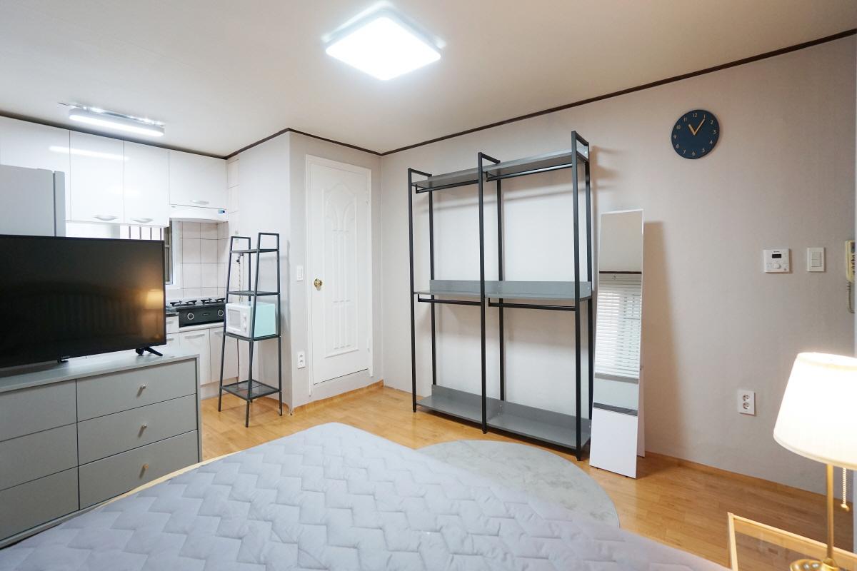 ภาพบริเวณครัวในห้องพักที่ฮงแด, โซล เกาหลีใต้ พร้อมอุปกรณ์ครบถ้วน.