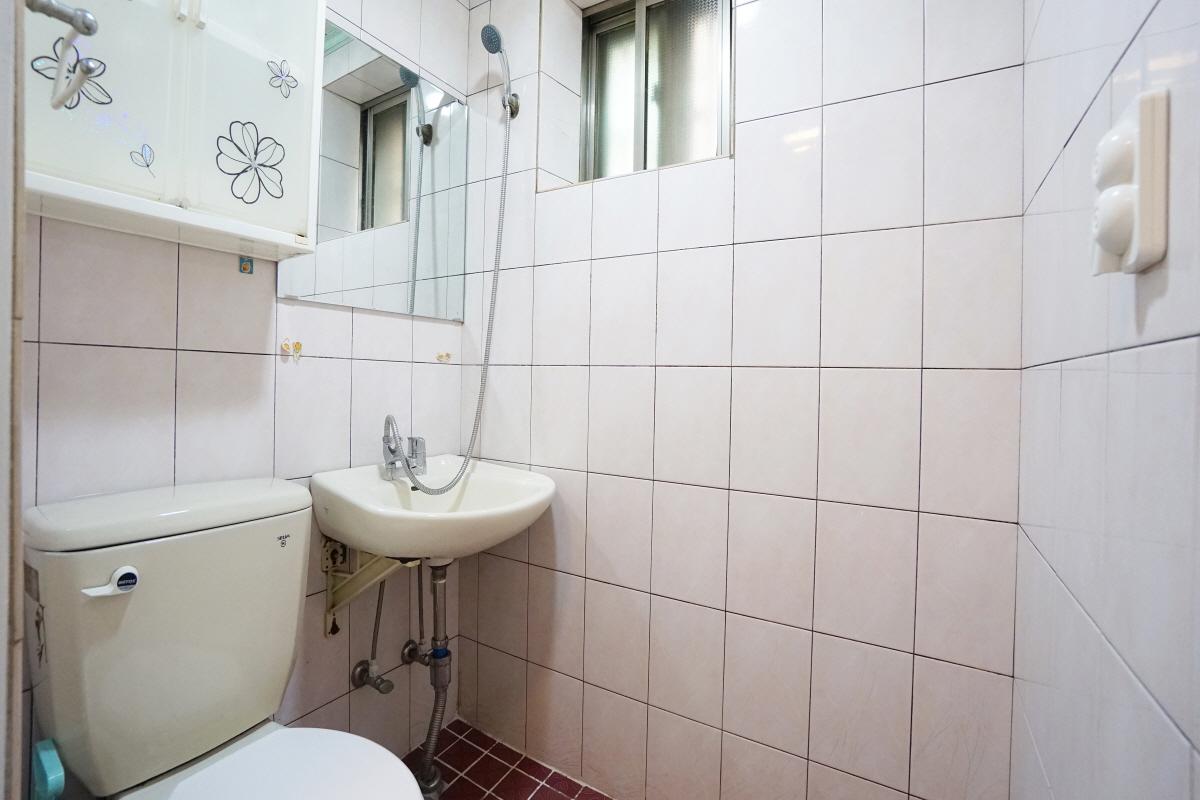 ภาพการตกแต่งภายในห้องพักในย่านฮงแด, โซล เกาหลีใต้ เพิ่มการจัดเรียงพื้นที่.