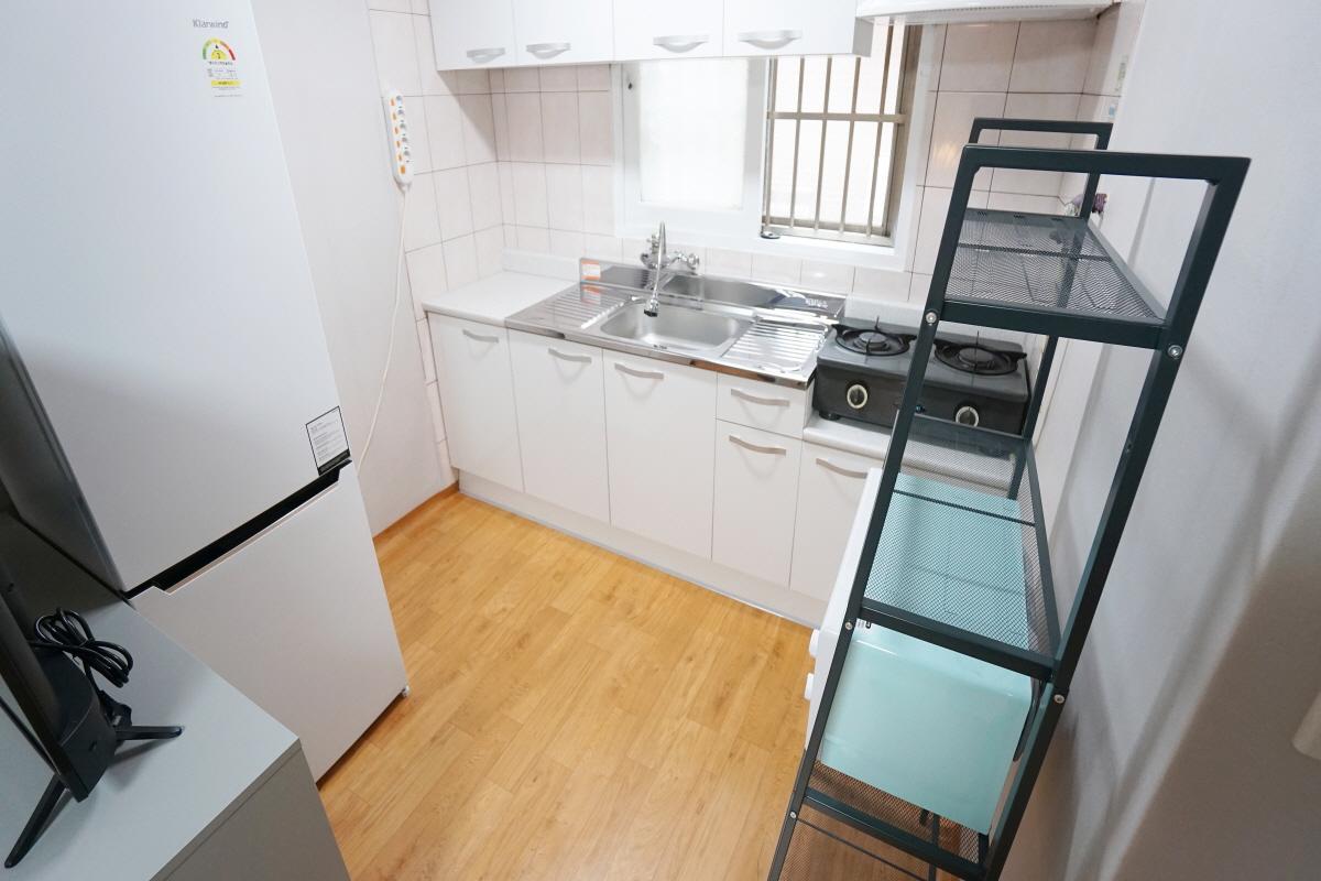 ภาพห้องพักสไตล์อบอุ่นในย่านฮงแด, โซล เกาหลีใต้ มีเฟอร์นิเจอร์ครบครัน.