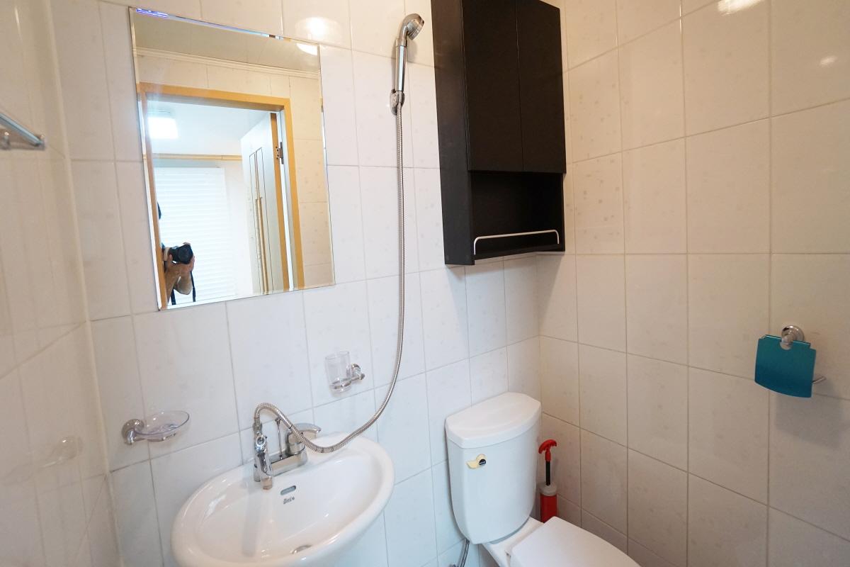 ภาพบริเวณซักล้างในห้องพักในโซล, เกาหลีใต้ พร้อมอุปกรณ์ทั้งหมด.