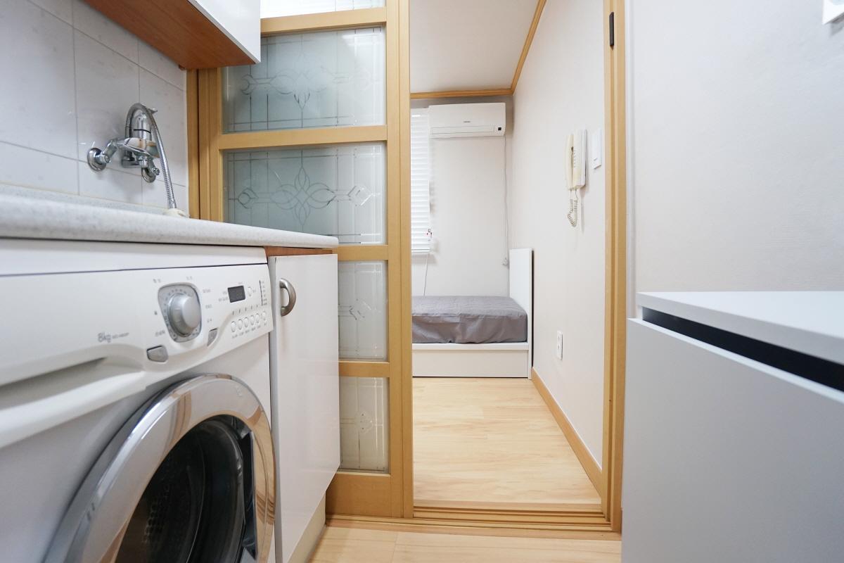 ภาพภายในห้องน้ำในห้องพักในห้องพักย่านมหาวิทยาลัยโซล พร้อมอุปกรณ์ทั้งหมด.