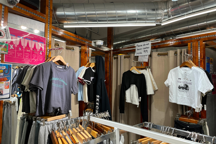 在M PlayGround店內展示的時尚服飾和配件，吸引遊客。」