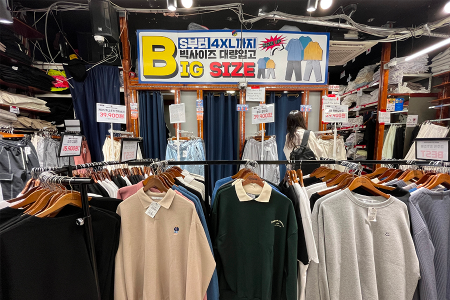 M PlayGround弘大店內展示的大尺碼時尚選擇。」