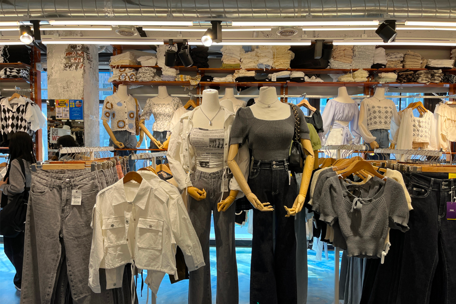 M PlayGround的女性服飾樓層，展示多種顏色的上衣。」