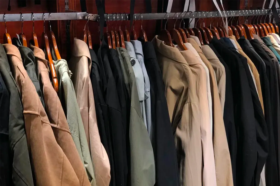 在M PlayGround店內展示的大學風格T恤和帽T。」