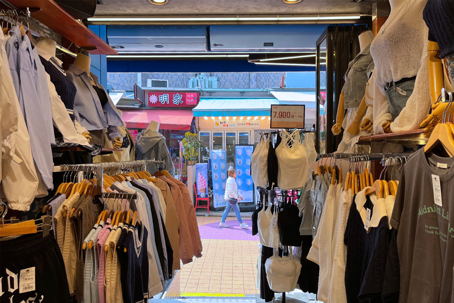 M PlayGround店內，展示各種顏色的衣服，包括西裝外套。
