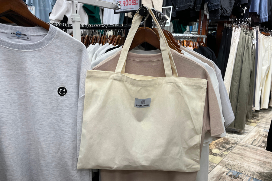 M PlayGround弘大店內出售的手提袋。