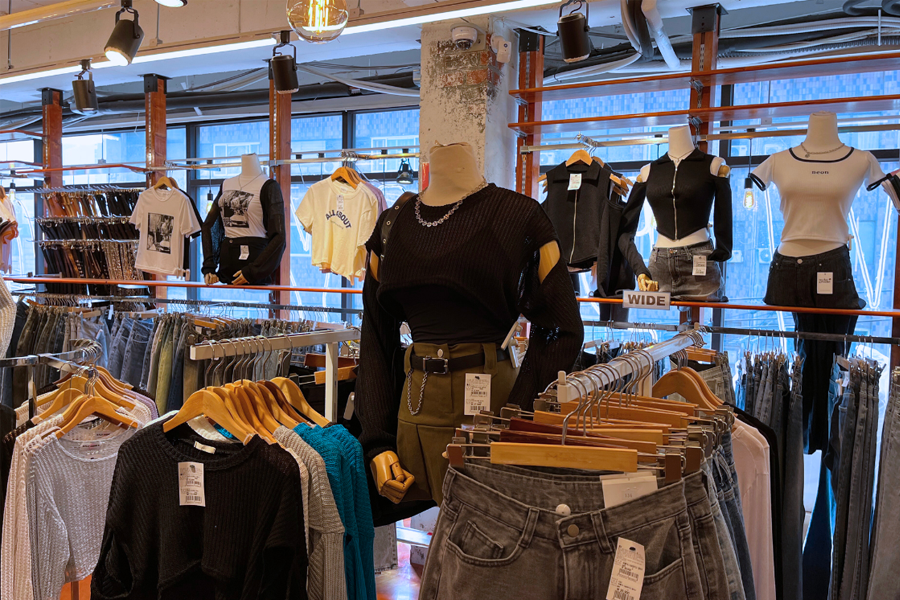 M PlayGround弘大店內的褲子和裙子服飾選擇。」