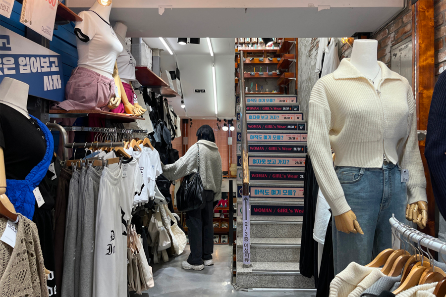 M PlayGround店內，展示多種樓層的女裝選擇。