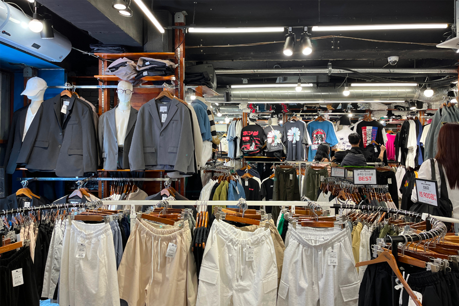 M PlayGround店內，展示男裝款式的風格和擺設。」