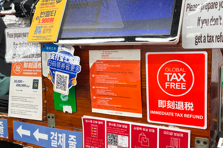 在M PlayGround弘大店內展示的即刻退稅服務信息。」