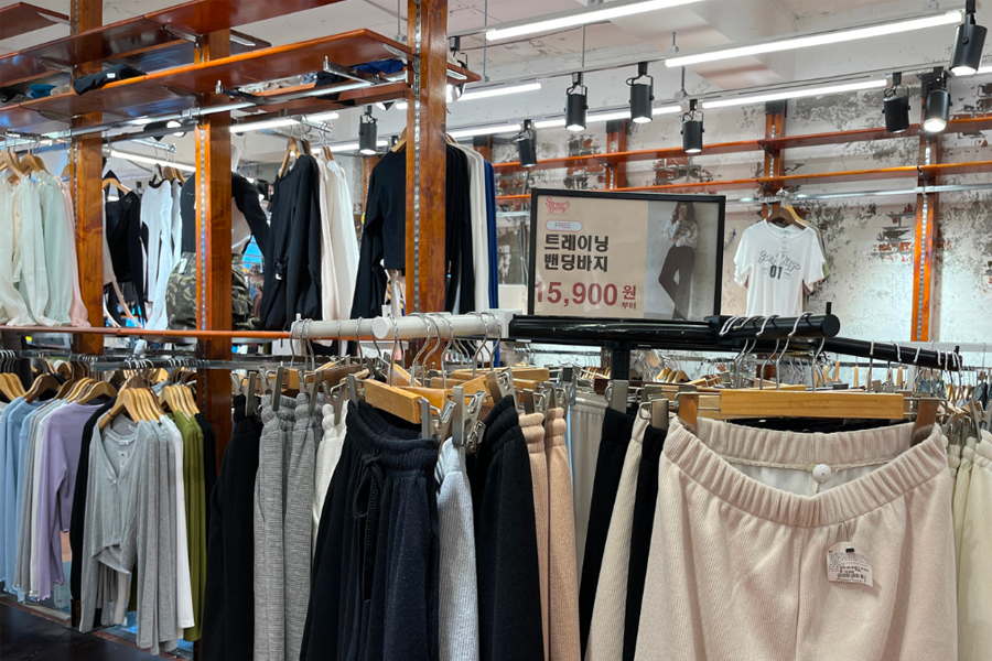 展示在弘大M PlayGround店內的女性時尚單品。」