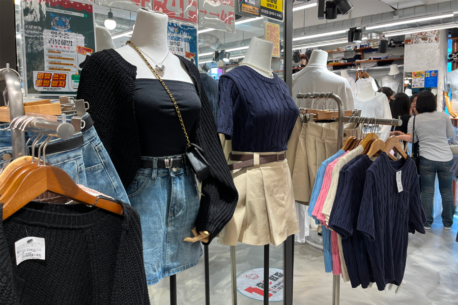 M PlayGround的樓梯口，標示二樓以上的女性服飾專區。」