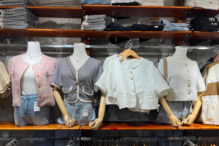 M PlayGround店內，展示時尚上衣和牛仔褲的展示陳列。」