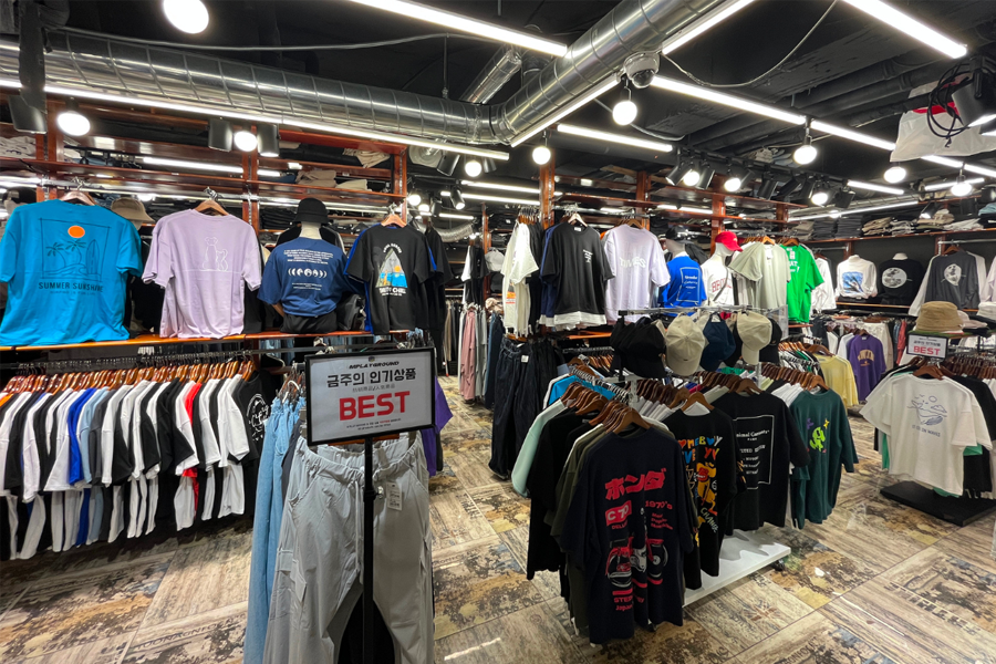 M PlayGround店內，展示各種T恤的款式和顏色選擇。