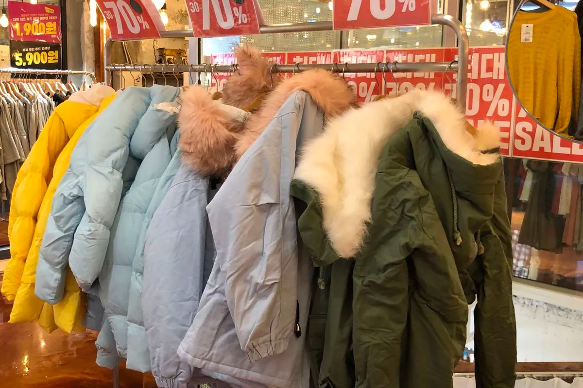 M PlayGround弘大店內的冬季服飾包括羽絨服。」