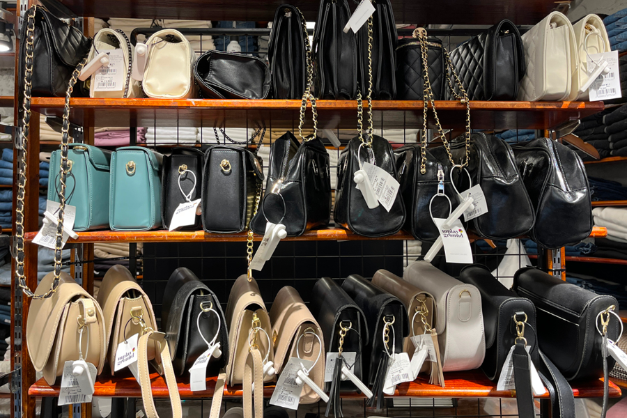 M PlayGround店內的衣物展示，展示不同類型和款式的選擇。