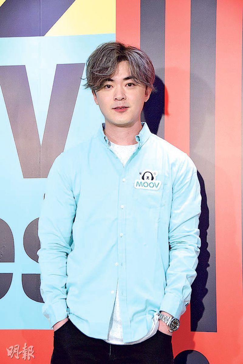 香港歌手洪卓立穿著藍色襯衫，以其沉穩的形象及180公分的身高引人注目。