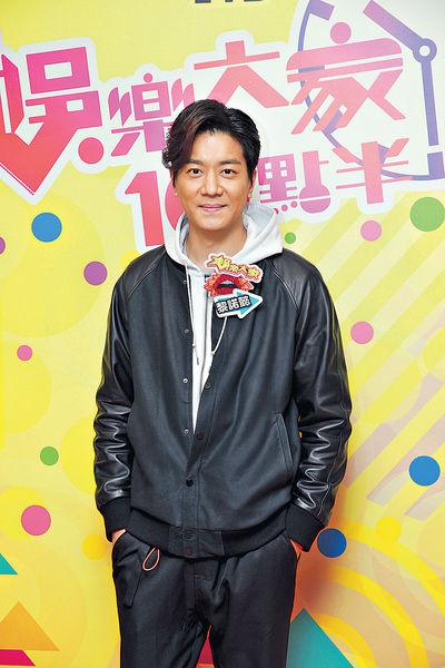 香港藝人黎諾懿身穿黑色皮外套，展示其183公分的高大帥氣身材。