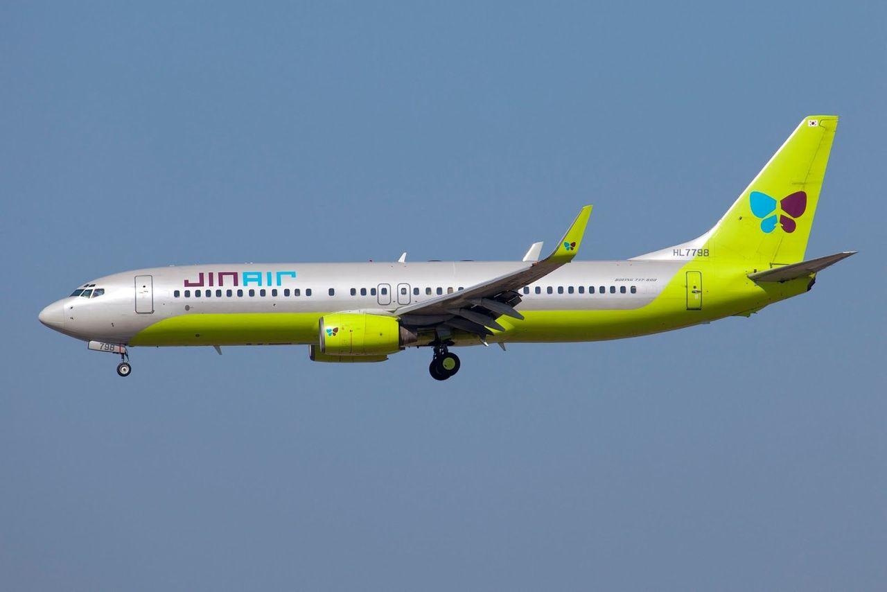 Jin Air Boeing 737 volant en altitude, représentant les voyages possibles entre Bangkok et Séoul pour les passagers cherchant des options économiques.