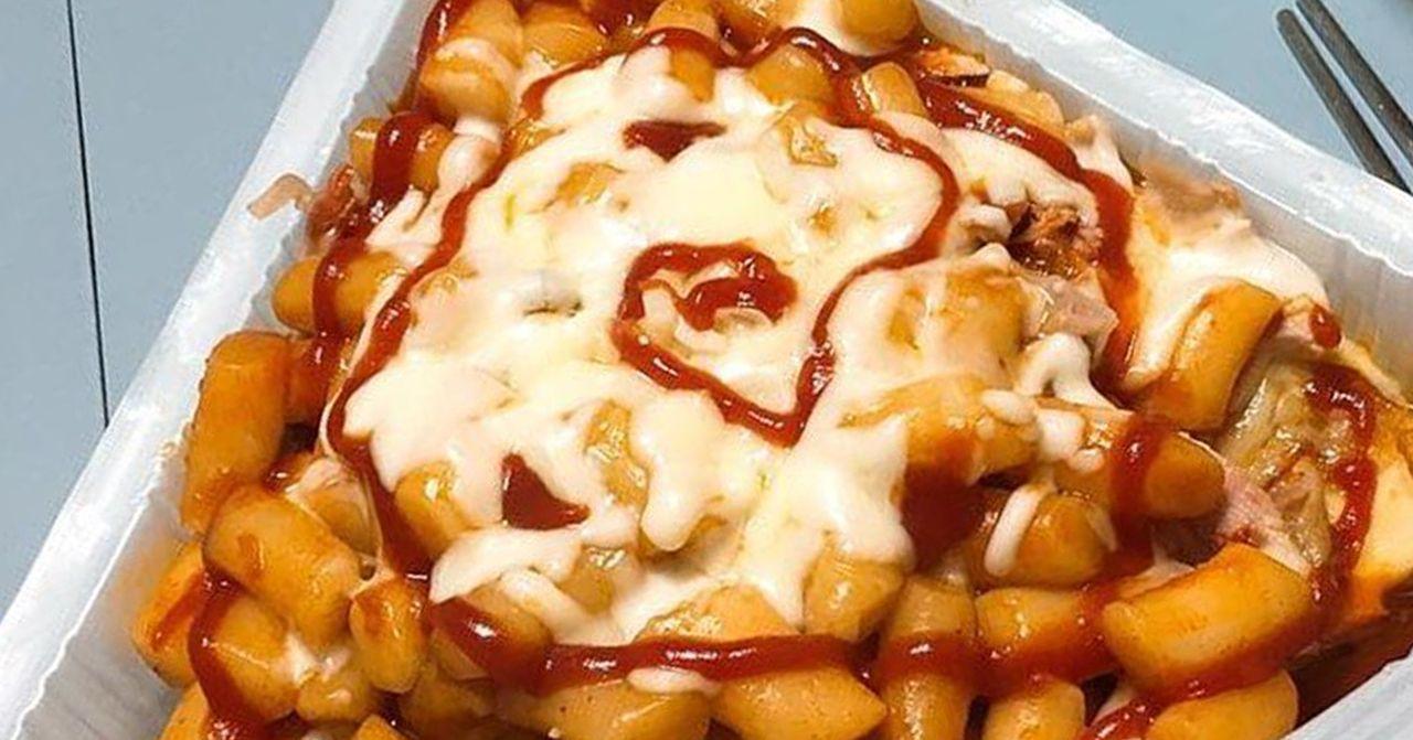 韓式米糕與辣椒醬組成的現代韓國街頭小吃。」}]}